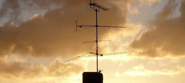 antenna home roof watch tv sky send transmitter by Pixabay user Hans